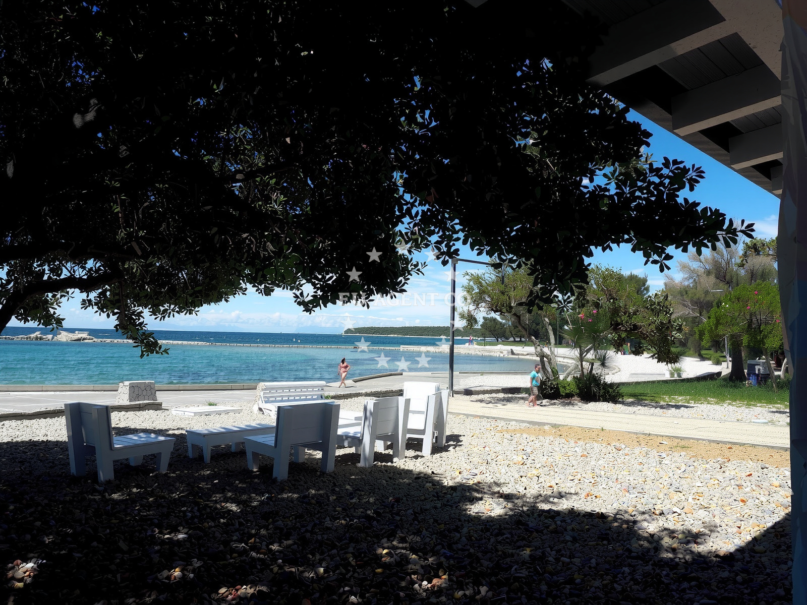 Beach facilities and surroundings at Polynesia beach in Umaska 2/A, Umag