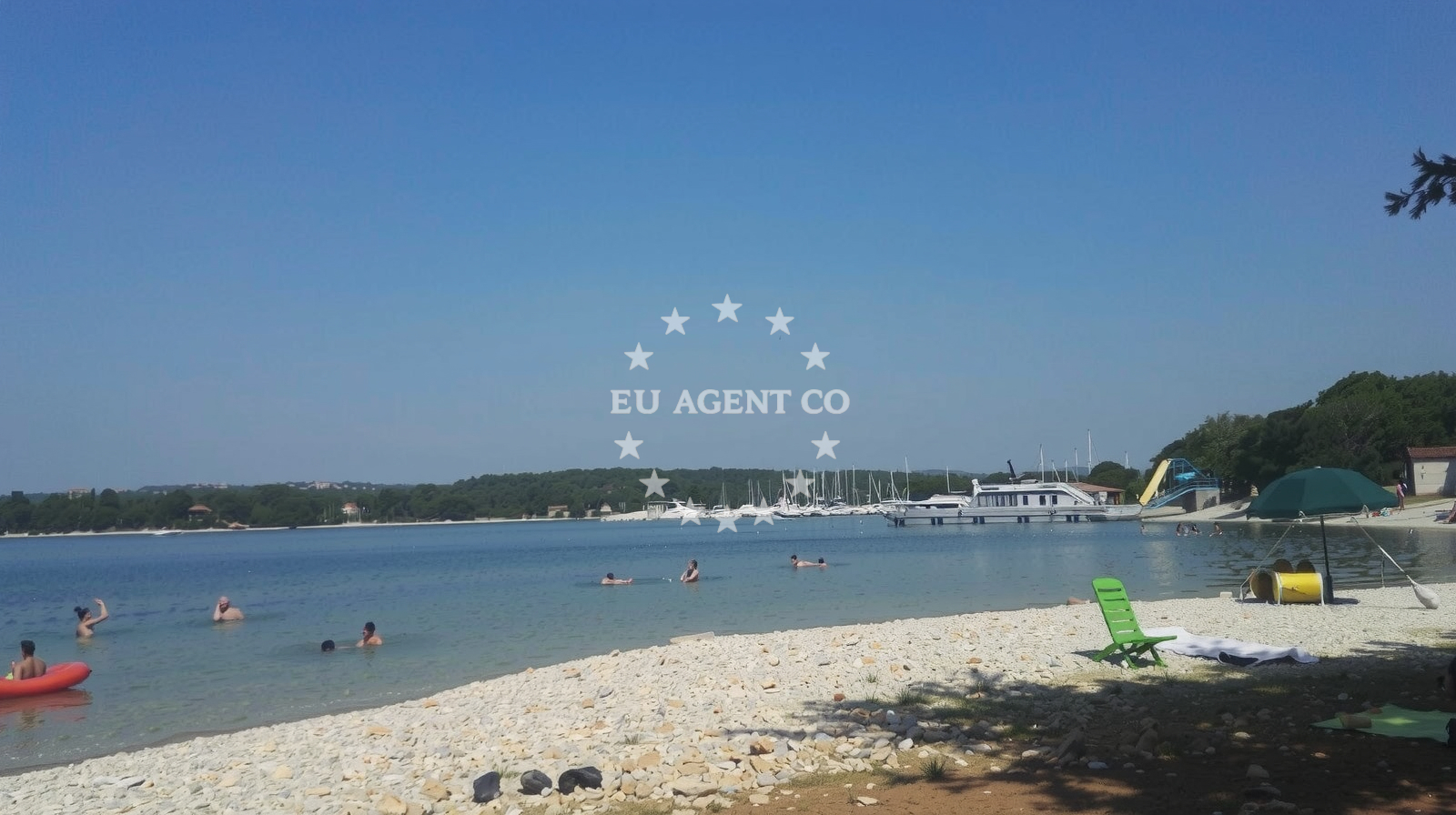 Beach facilities and surroundings at Porat beach in Kadulja 12, Poreč