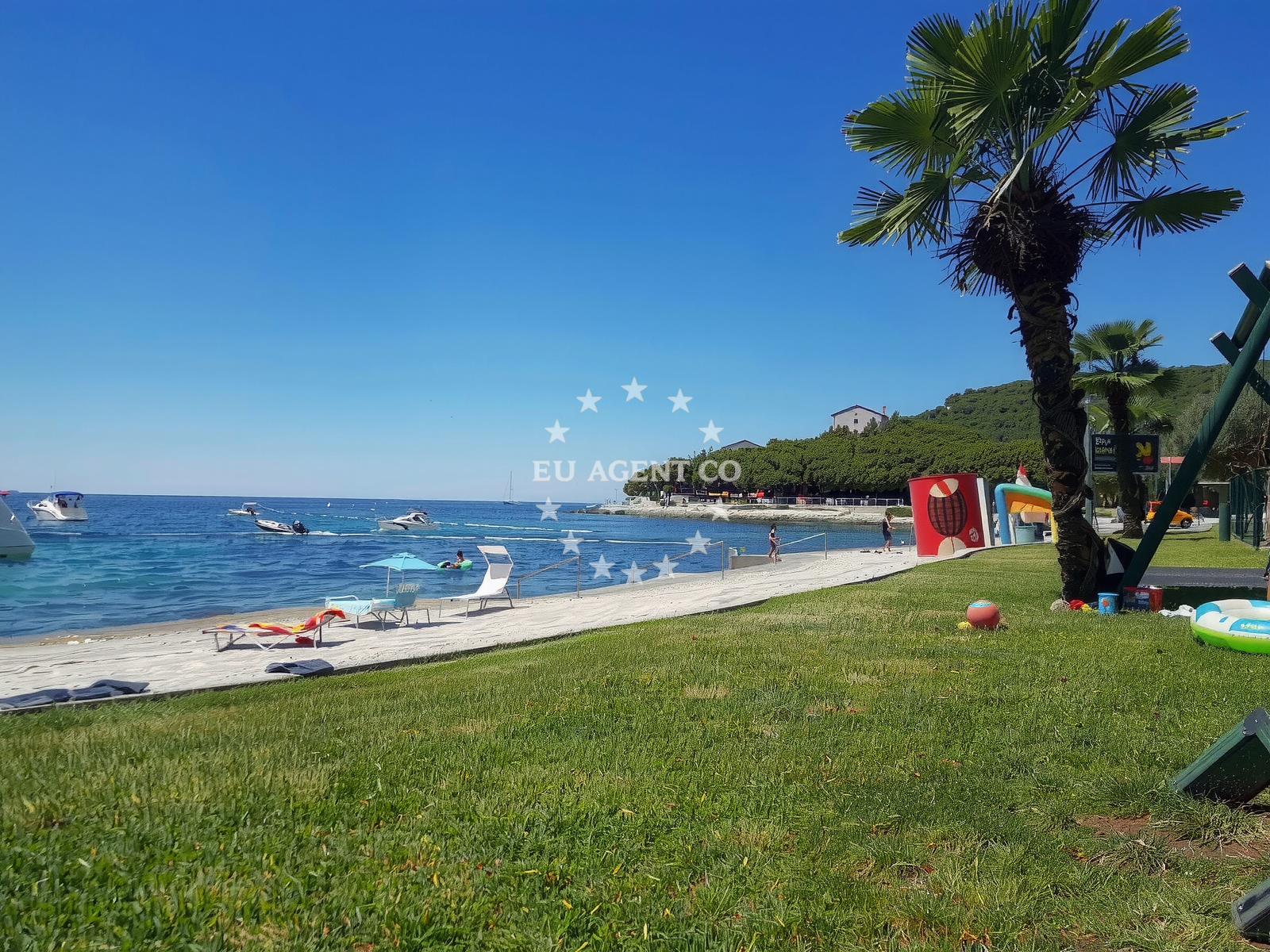 Beach facilities and surroundings at Porto Sole beach in Petalon, Vrsar