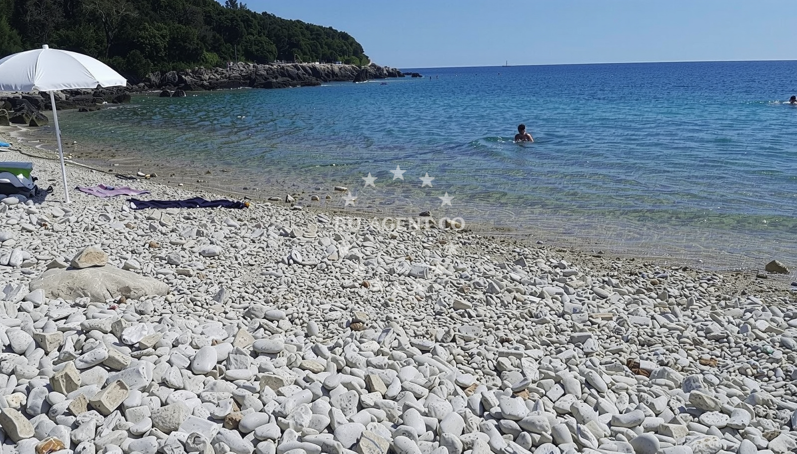 Beach facilities and surroundings at Portogruaresi beach in Gager 239A, Jakišnica