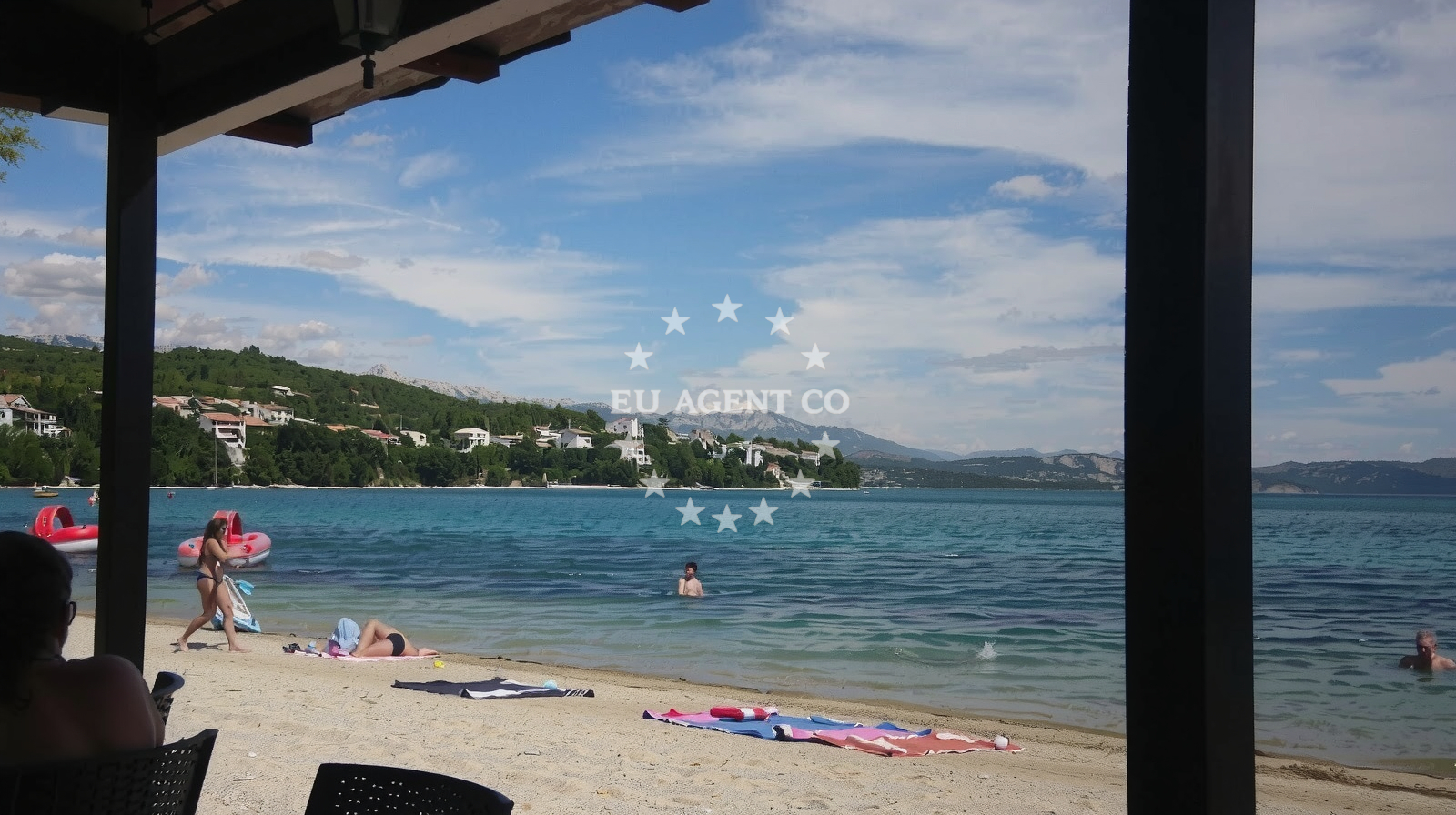 Beach facilities and surroundings at Posedarje beach in Marinka Vedrića 50, Posedarje