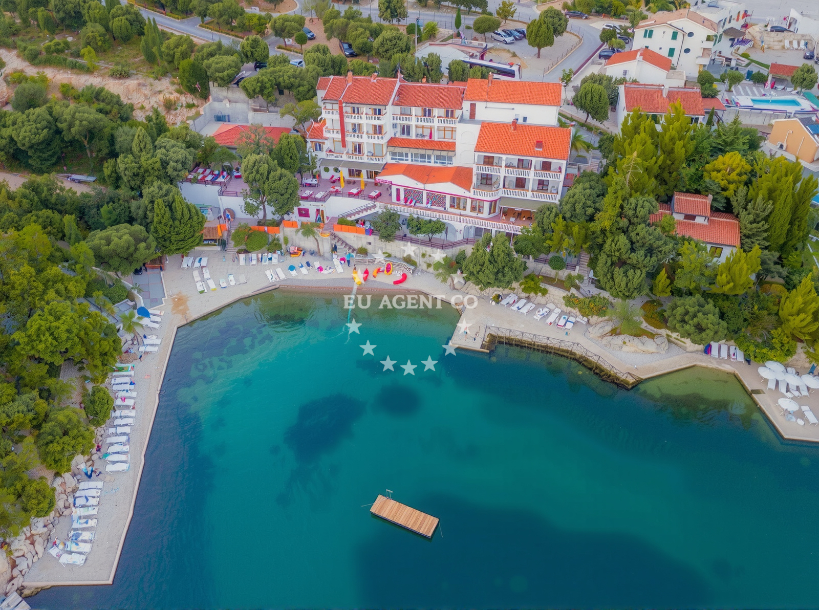Beach facilities and surroundings at Posedarje beach III