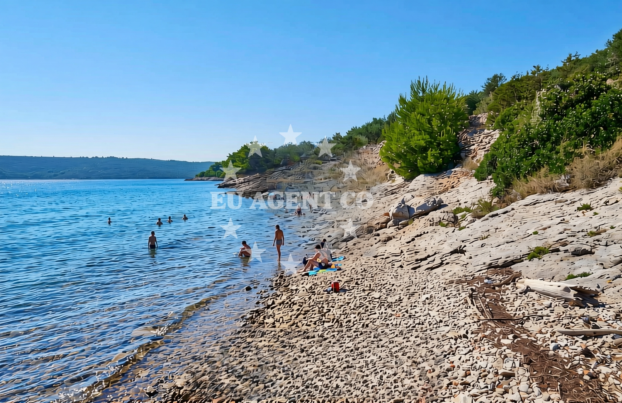 Beach facilities and surroundings at Potkapić, Zverinac (Zverinac) Beach in Potkapić