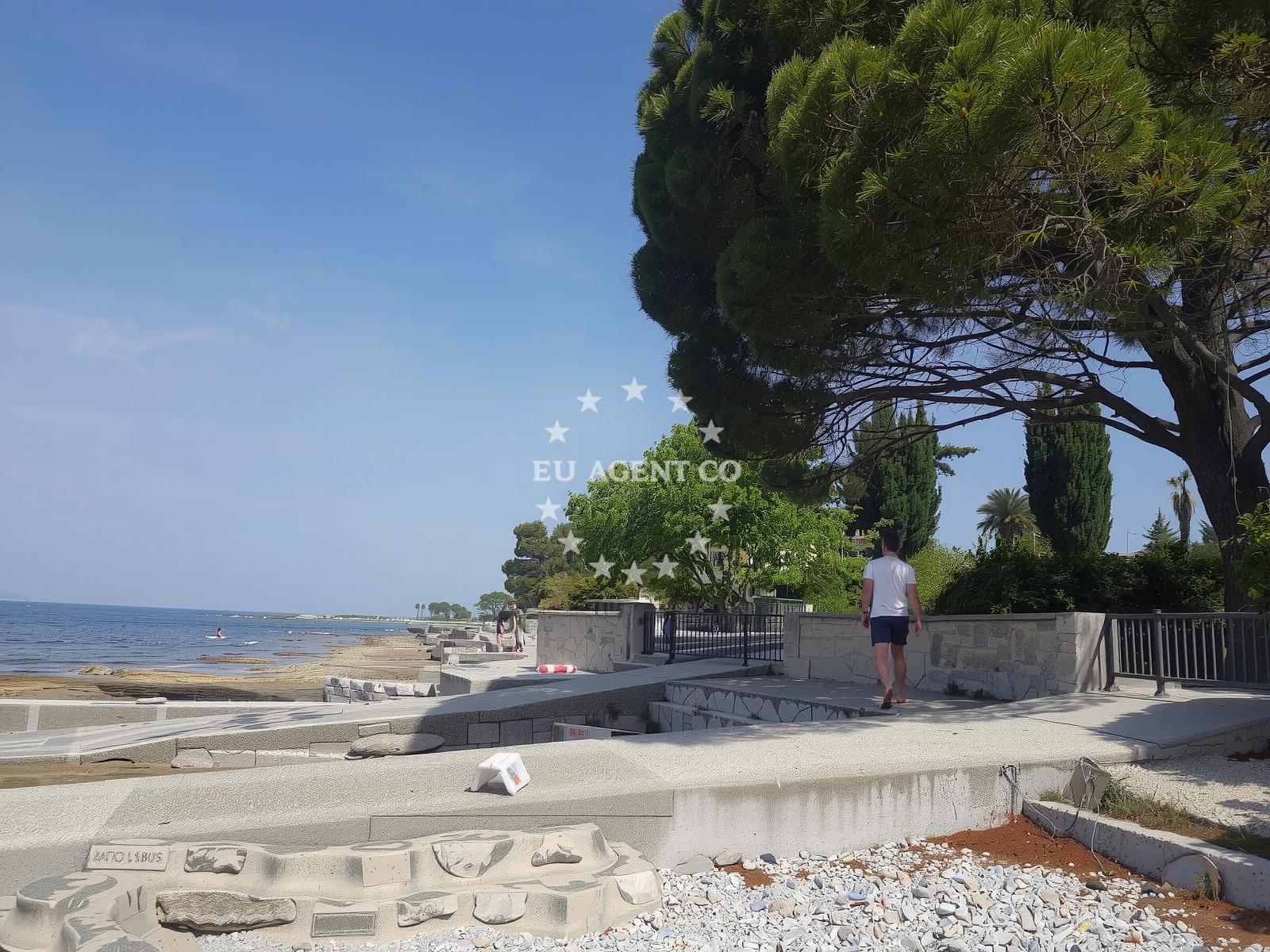 Shoreline and swimming area at Potocina beach in Križine 53, Kaštel