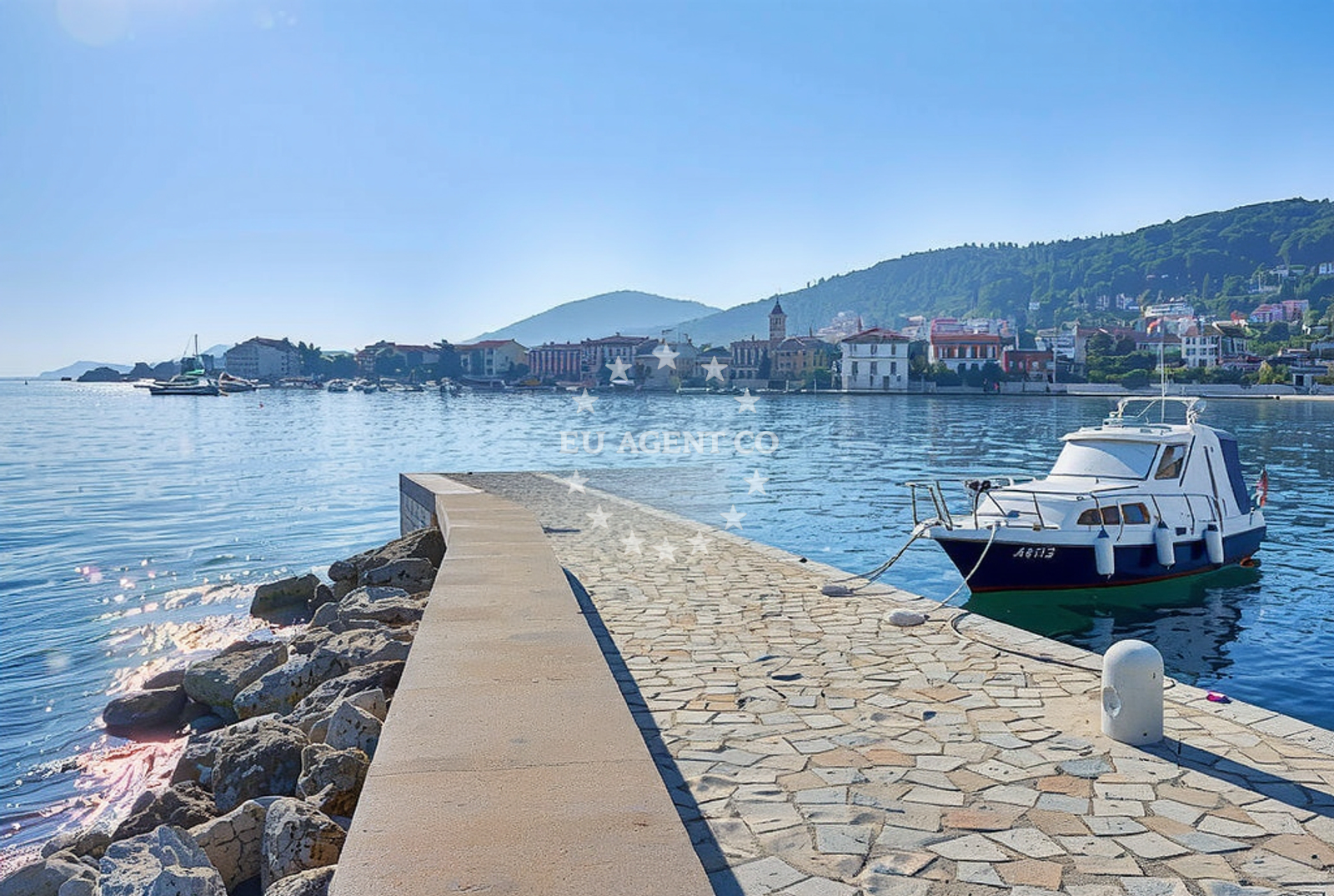 Beach facilities and surroundings at Preko beach in Centar 10, Poljana