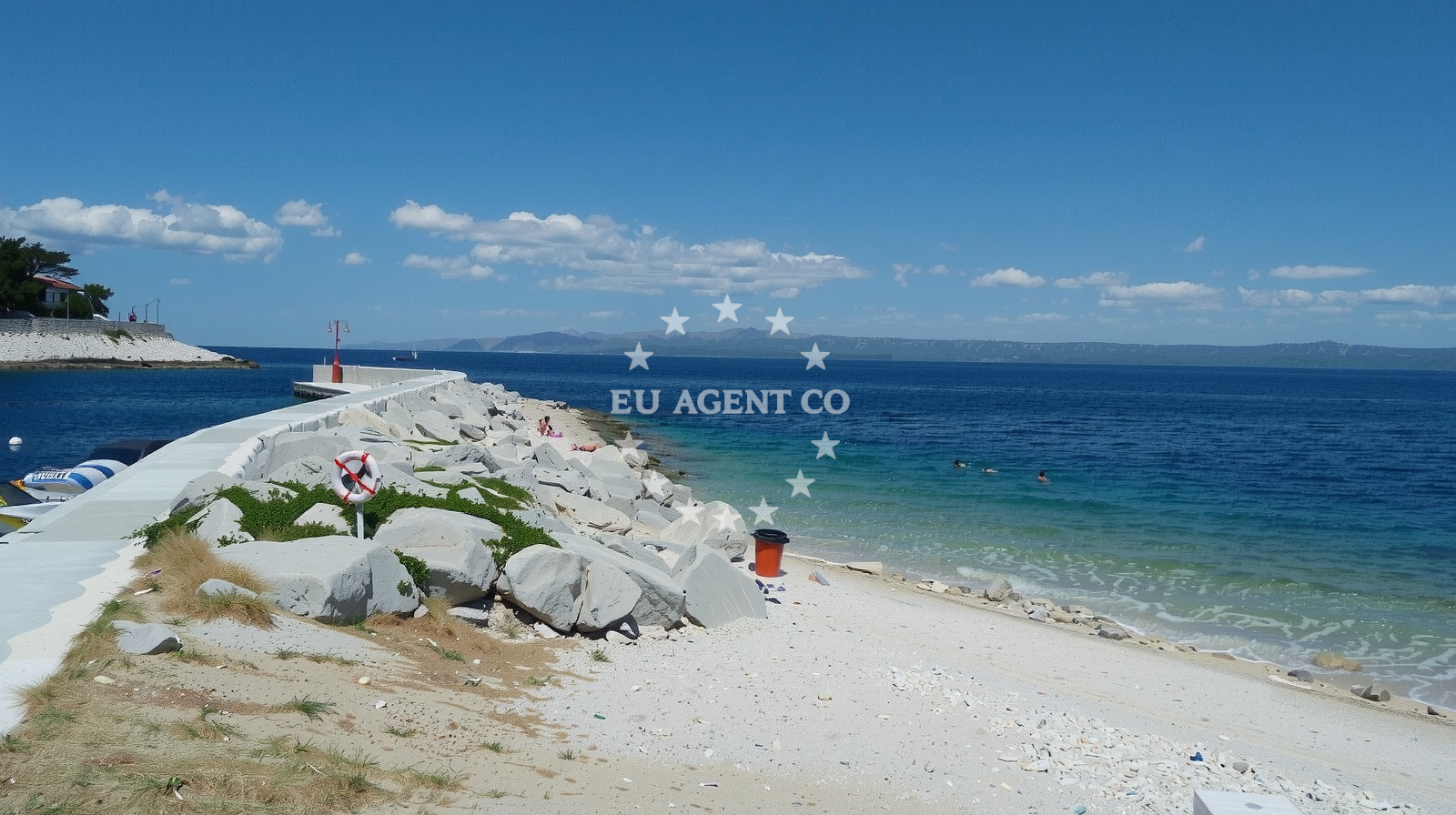 Beach facilities and surroundings at Prigradica beach in Prigradica 84/1, Prigradica