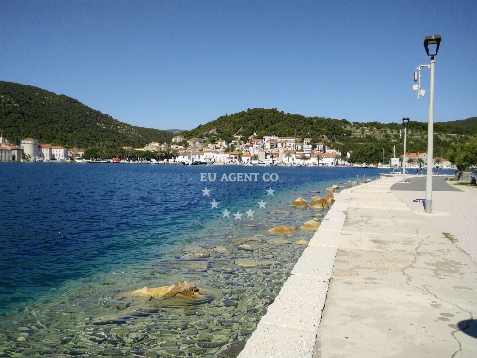 Shoreline and swimming area at Prirovo beach in Trg Patija 4, Vis
