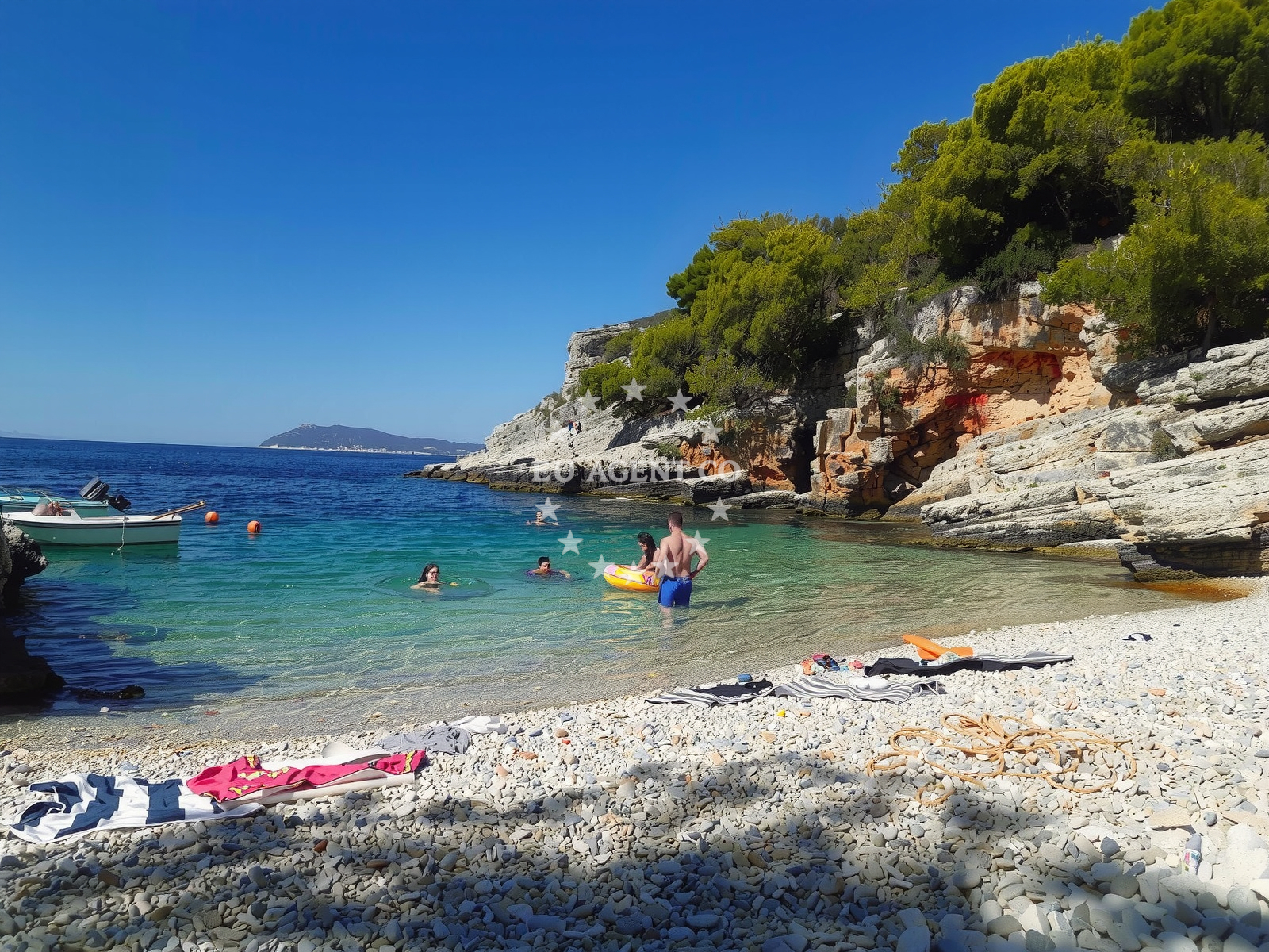 Beach facilities and surroundings at Pritiscina beach in Riva sv. Mikule 7, Komiža
