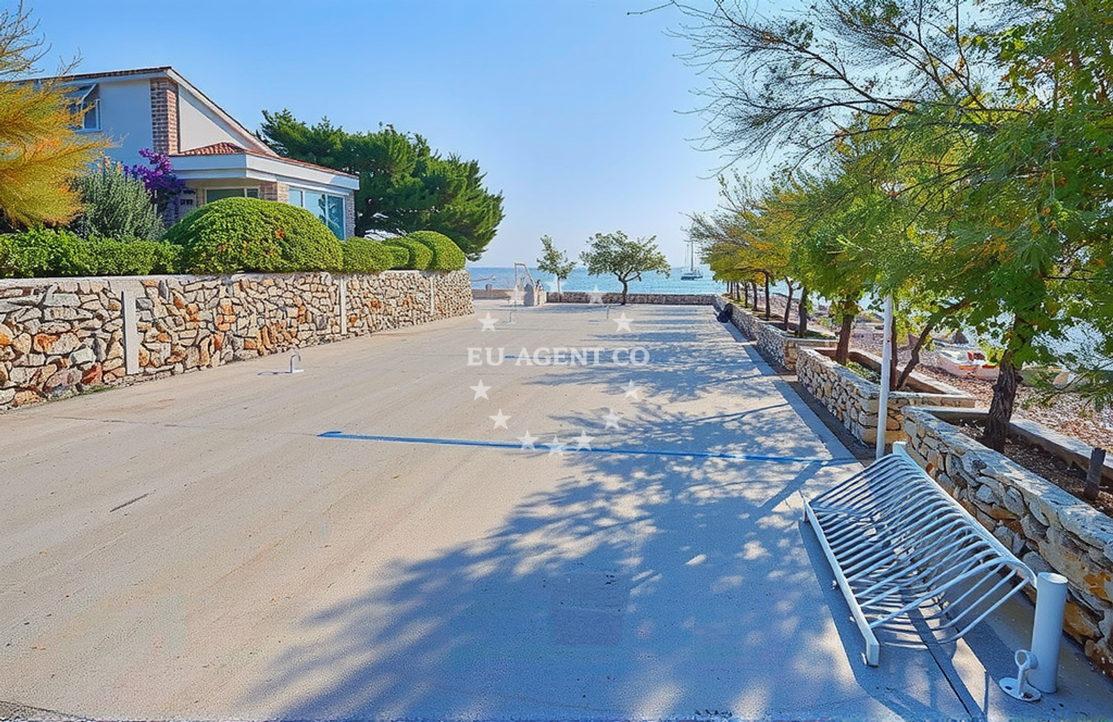 Beach facilities and surroundings at Punta, Poljana (Preko) (Ugljan) Beach in Punta