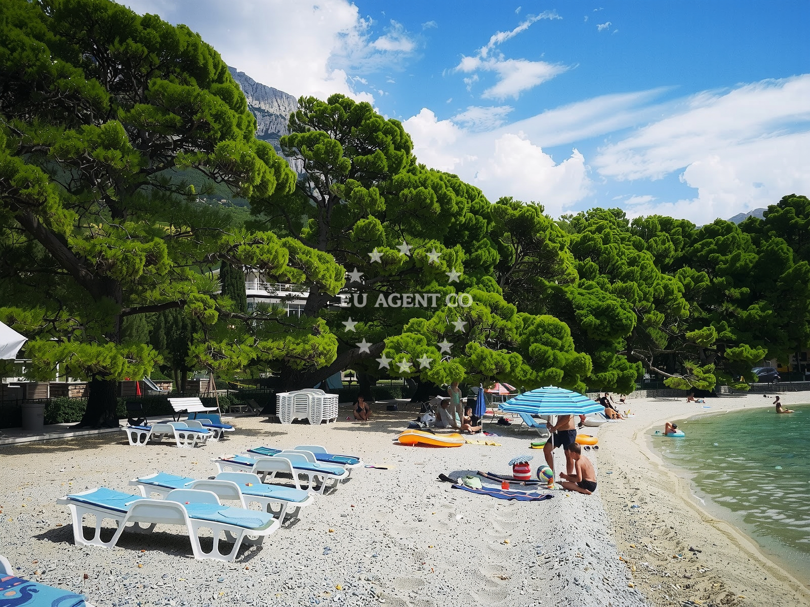 Beach facilities and surroundings at Punta Rata beach in Podraće 1, Brela