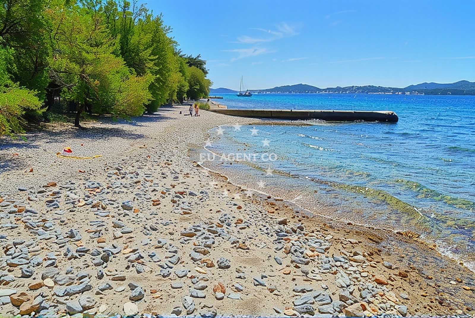 Beach facilities and surroundings at Puntamika zapad, Zadar Beach in Puntamika zapad