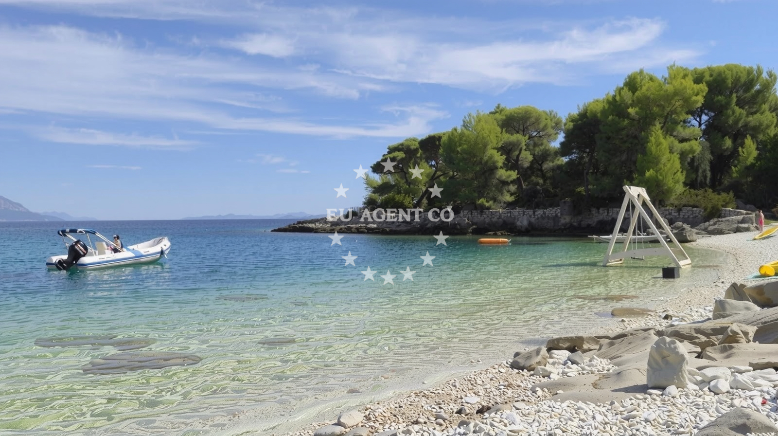 Shoreline and swimming area at Puntica beach in Šolova 2, Sumartin