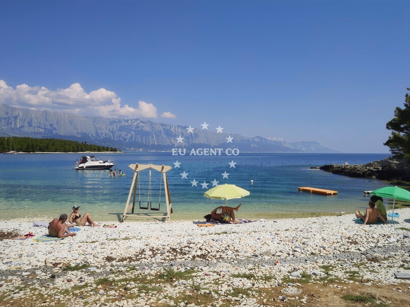 Beach facilities and surroundings at Puntica beach in Šolova 2, Sumartin