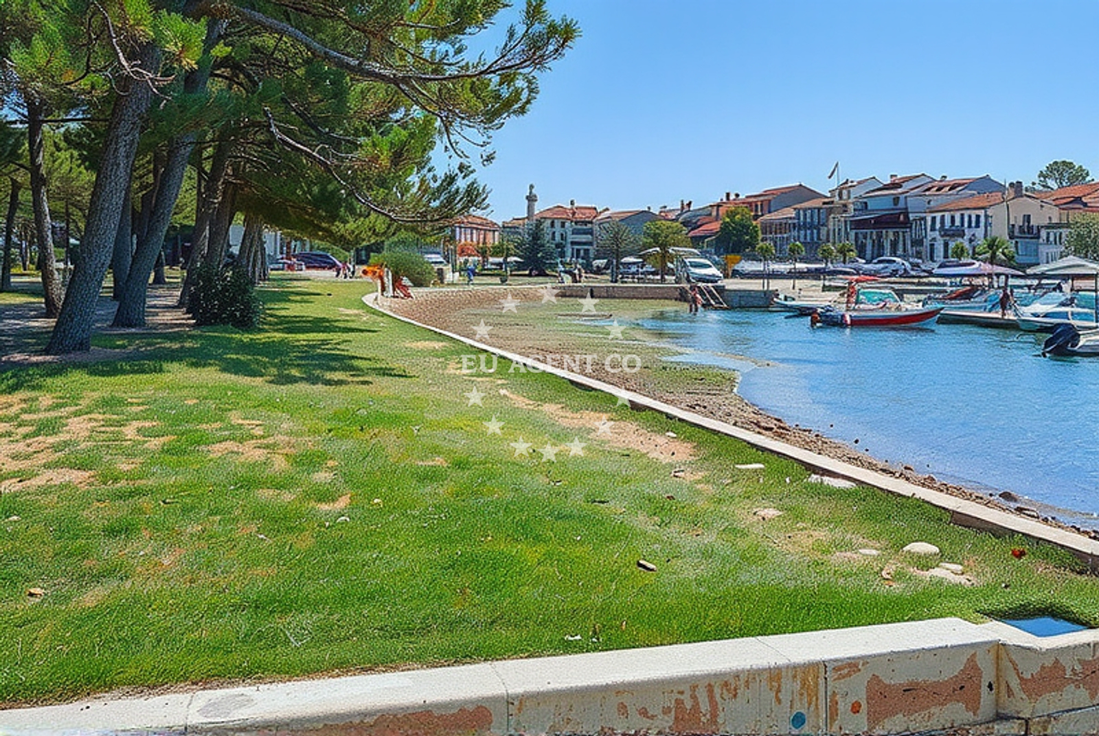 Shoreline and swimming area at Puntica (dog beach), Funtana Beach in Puntica (plaža za pse)