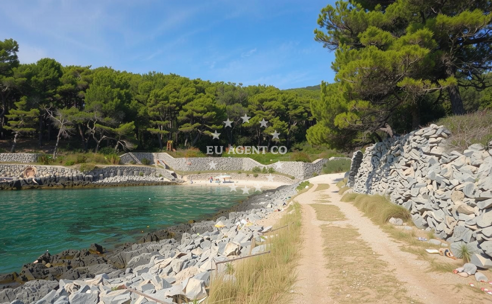 Shoreline and swimming area at Puntica II beach in Put Pojatice, Sumartin