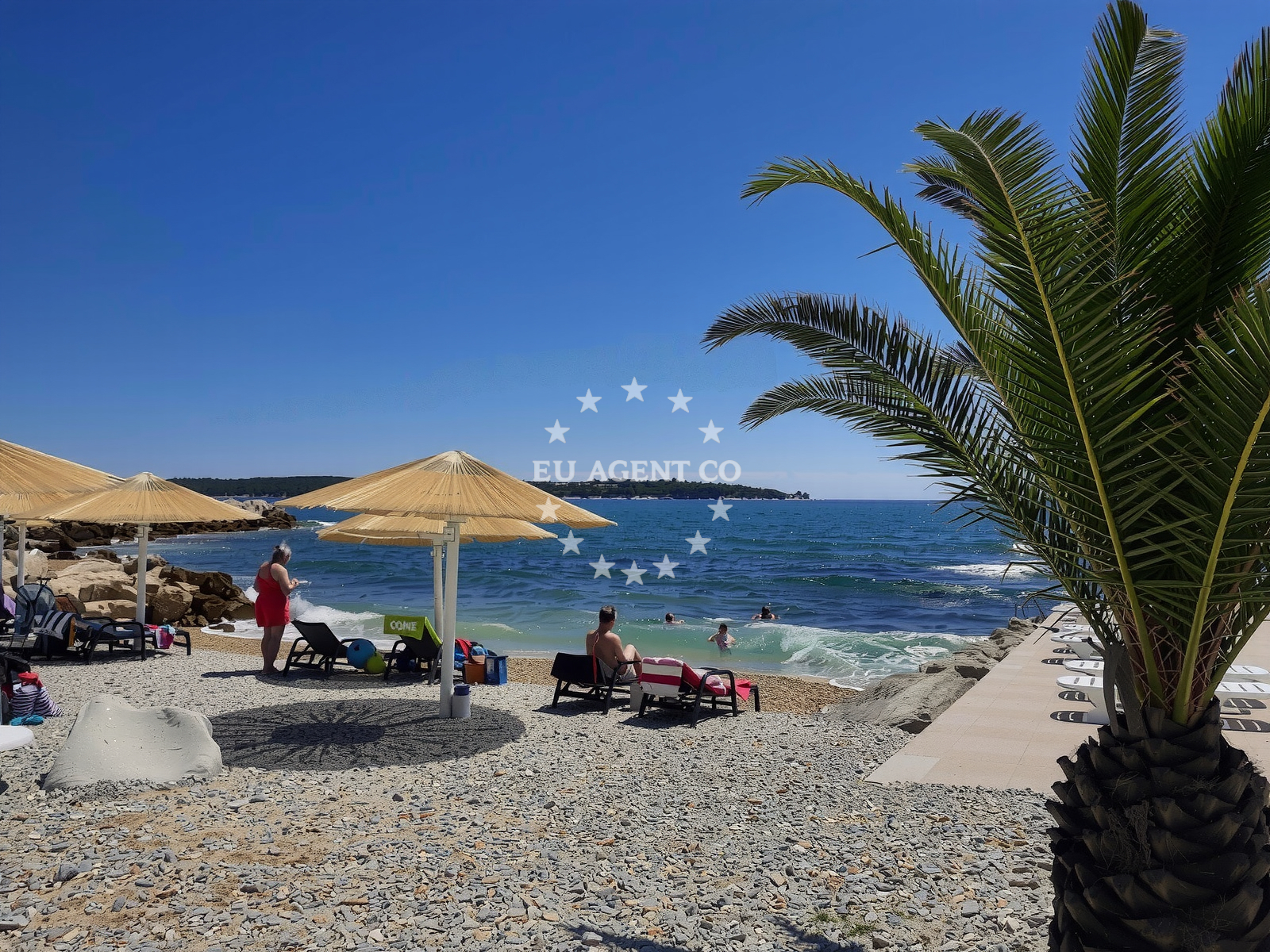 Beach facilities and surroundings at Punto Mare beach