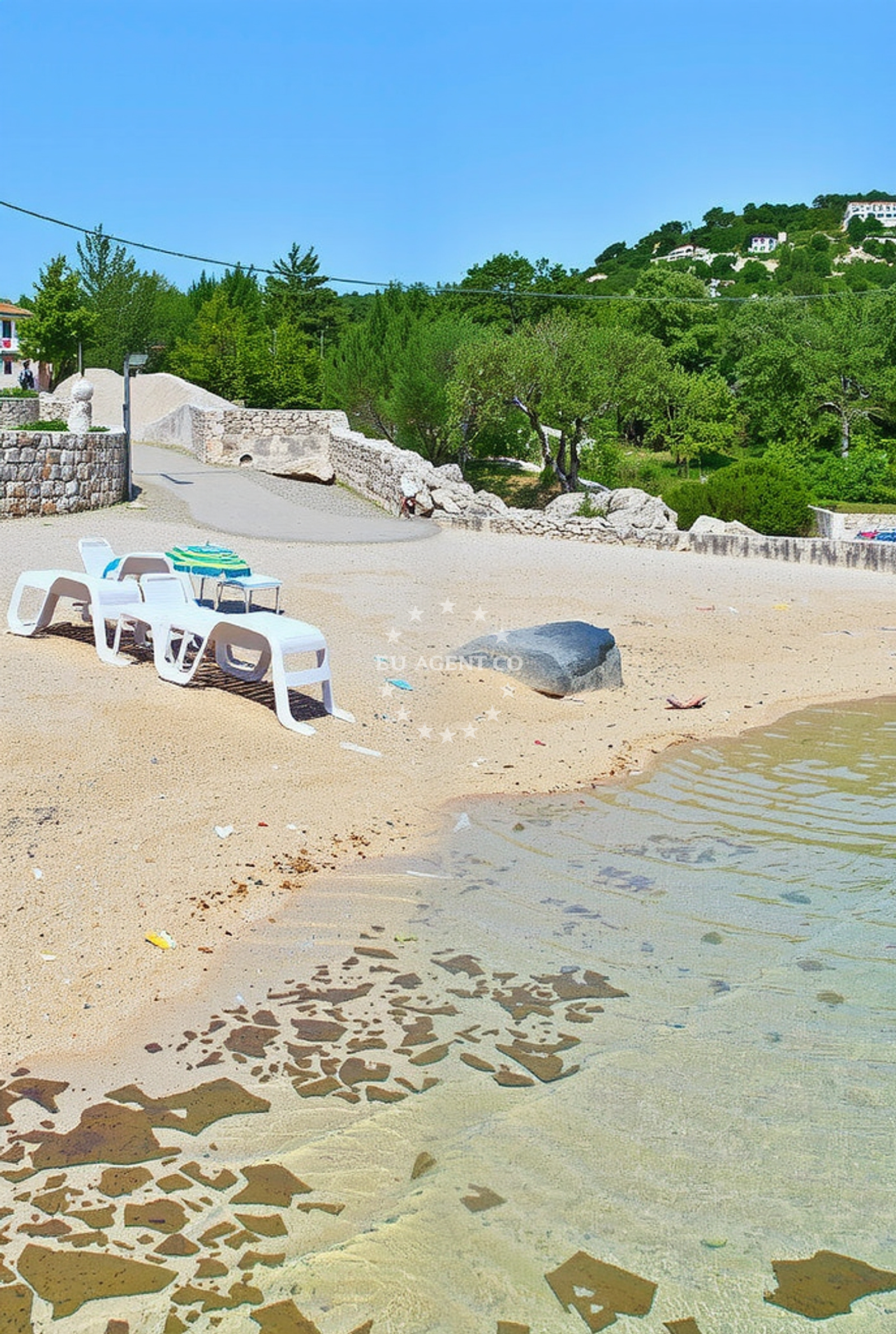 Beach facilities and surroundings at Putniković: beaches and coves (2) in Putniković