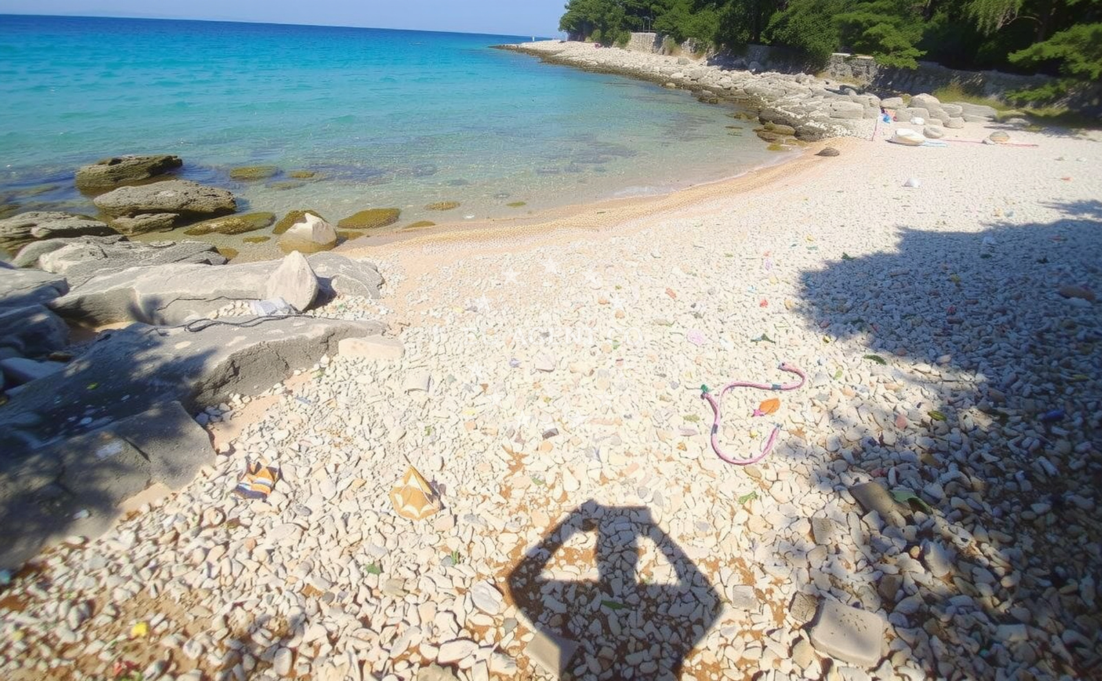 Beach facilities and surroundings at Raphael beach in Samorašnji 98, Škuncini stani, Novalja