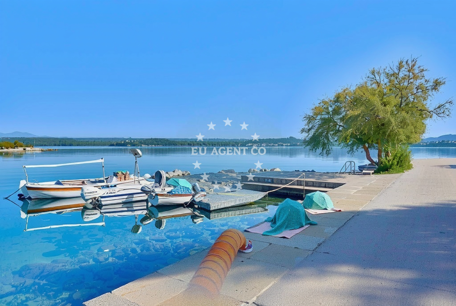 Beach facilities and surroundings at Raslina jug, Raslina Beach in Raslina jug