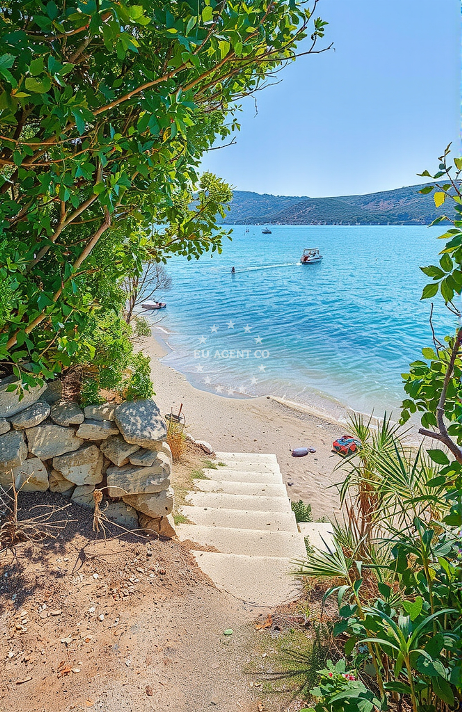 Shoreline and swimming area at Ravnice zapad, Barbat na Rabu (Rab) Beach in Ravnice zapad