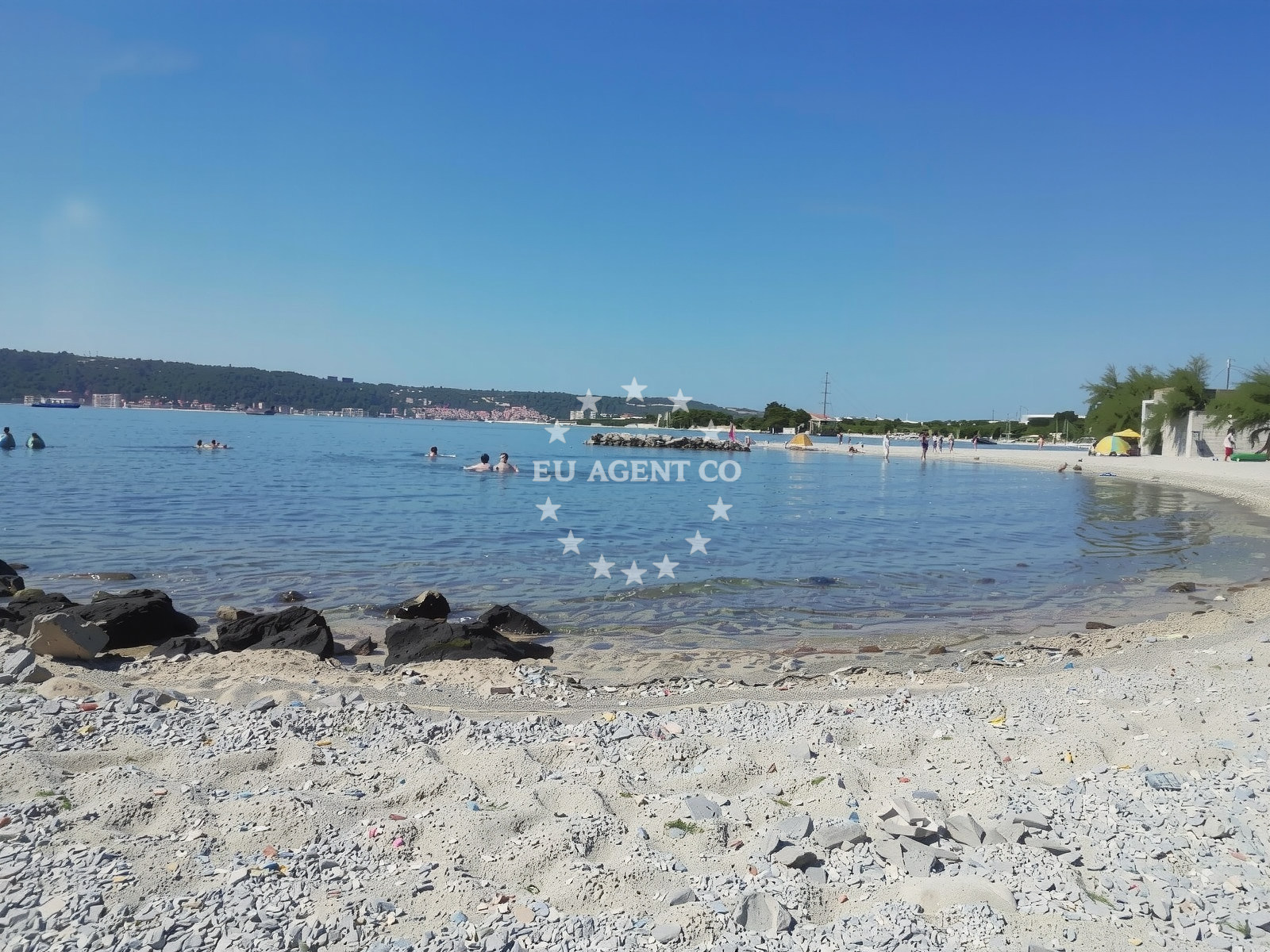 Beach facilities and surroundings at Resnik beach in Cesta Dr. Franje Tuđmana 1218, Kaštela