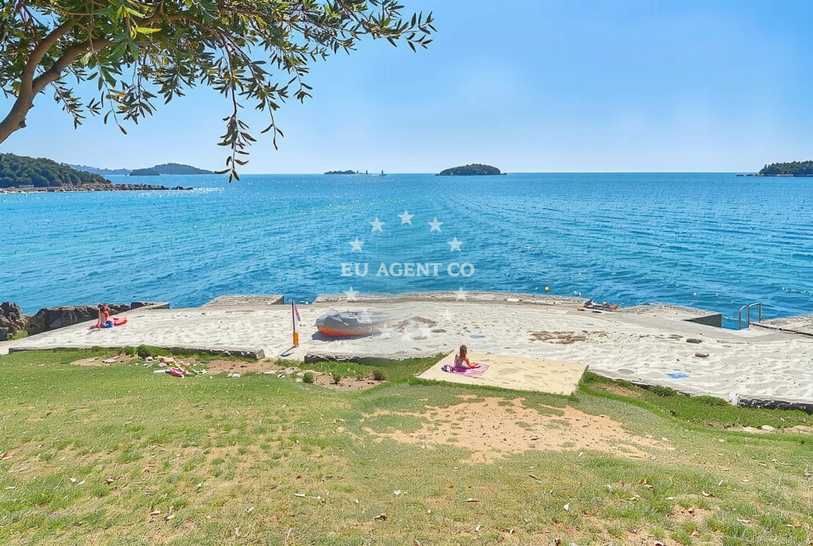 Beach facilities and surroundings at Reverol, Funtana Beach in Reverol