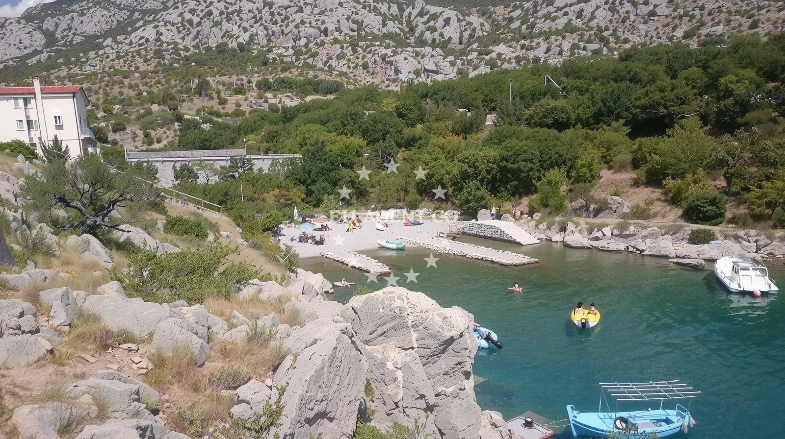 Beach facilities and surroundings at Ribarica beach II in Bojna draga 19, Karlobag