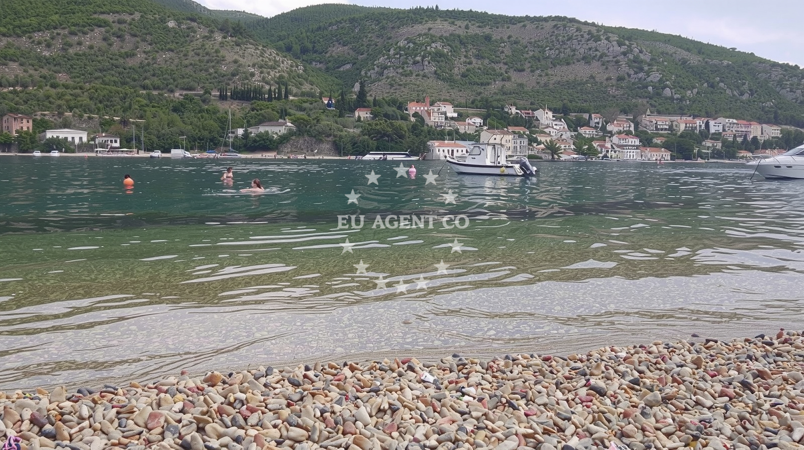 Overview of Rijeka beach in Uz Jadransku cestu 67, Mokošica
