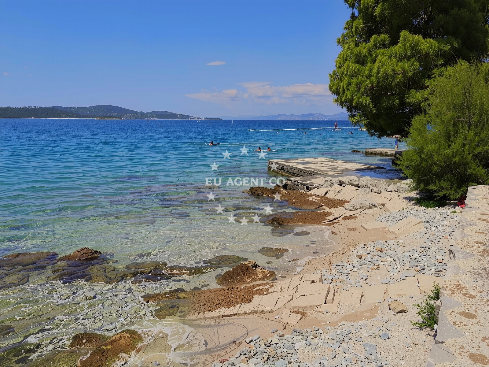 Shoreline and swimming area at Rt Bijaka beach in Milna 1068, Milna