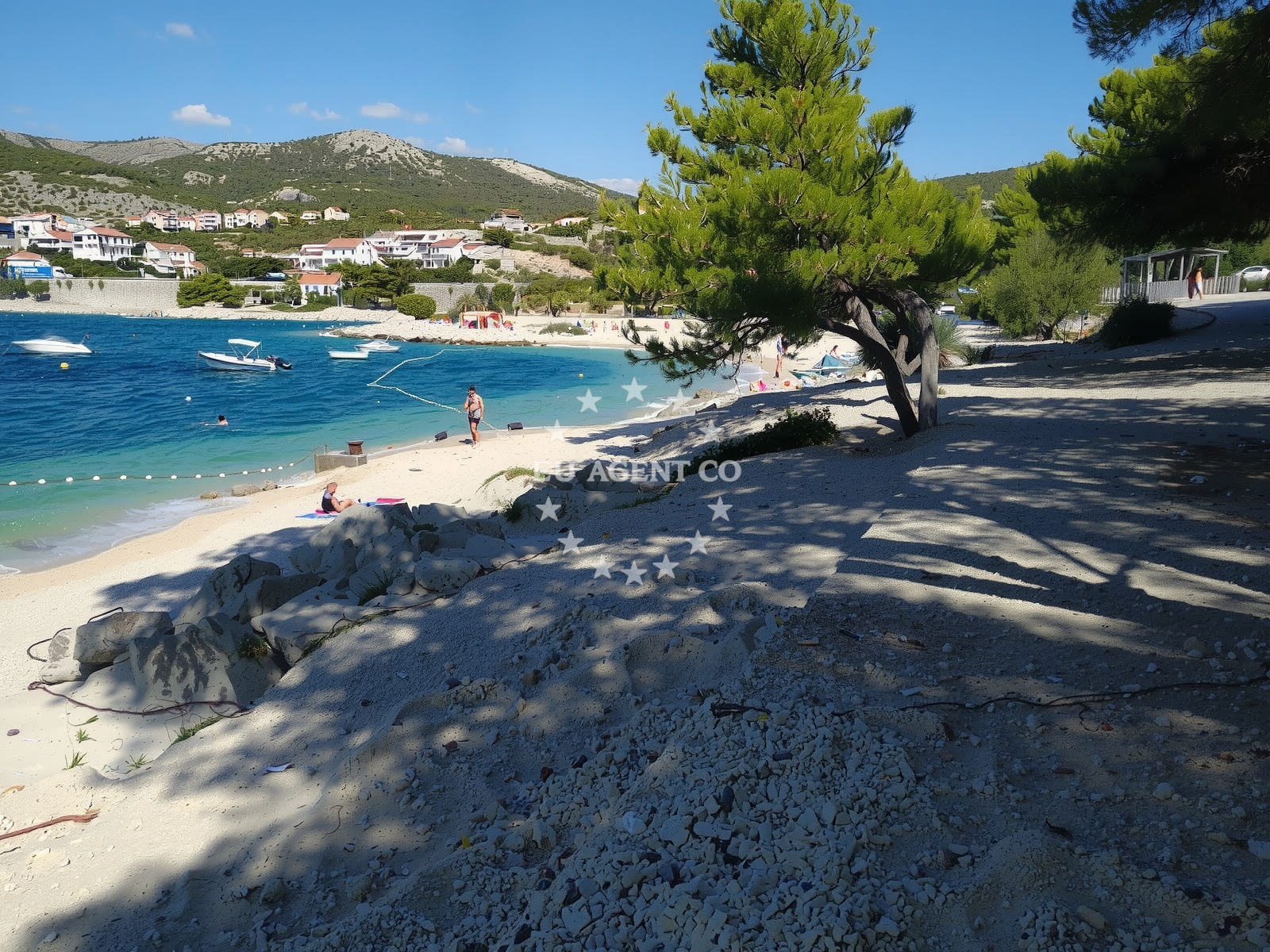 Beach facilities and surroundings at Rtic II beach in Rti? I 4., Dolac