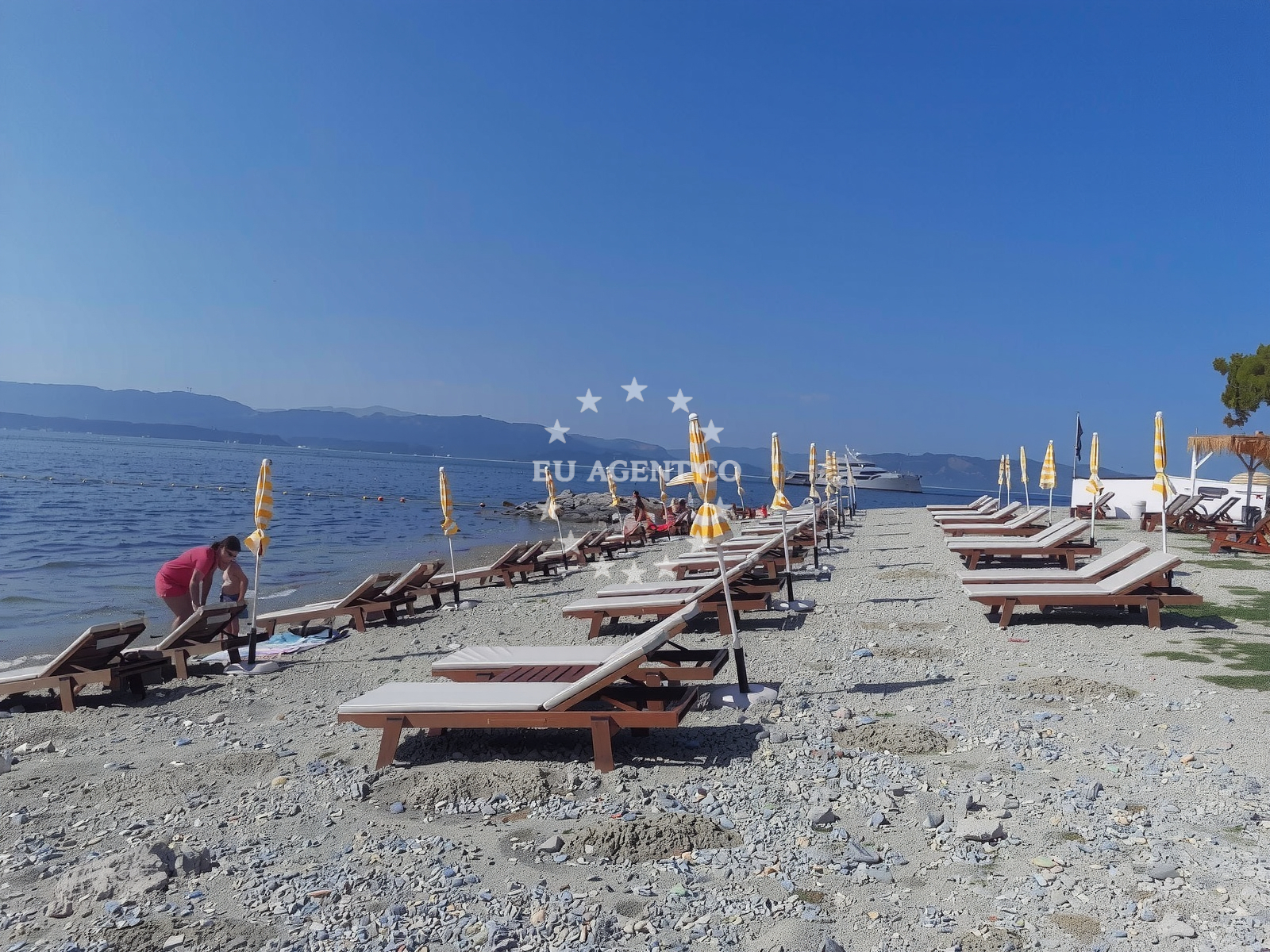 Shoreline and swimming area at Ruza beach in 1 Hrvatskih Domobrana, Bol