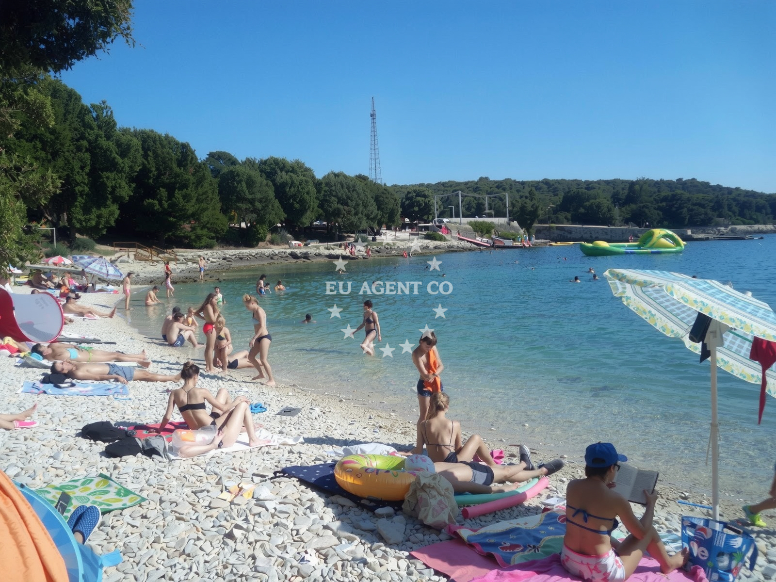 Beach facilities and surroundings at Saccorgiana Cove in Verudela 3, Pula