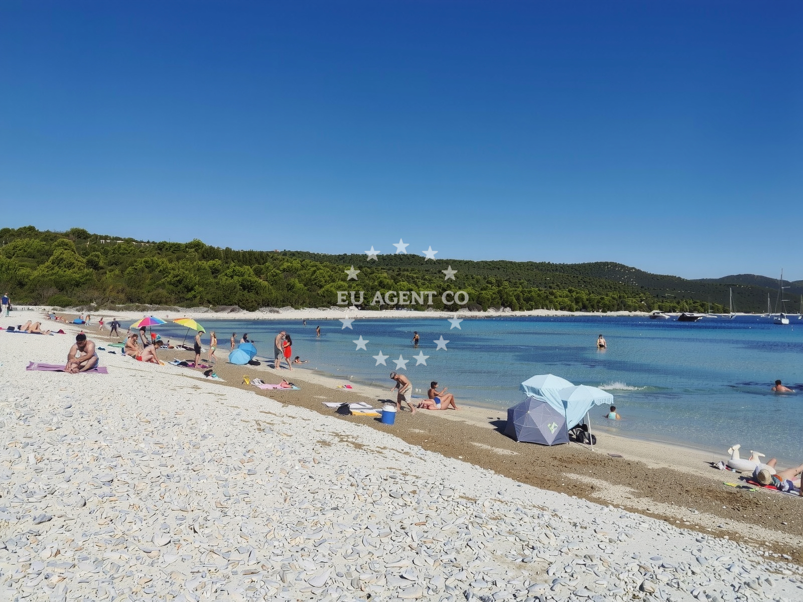 Beach facilities and surroundings at Sakarun beach in Put Lučice 2, Verunić