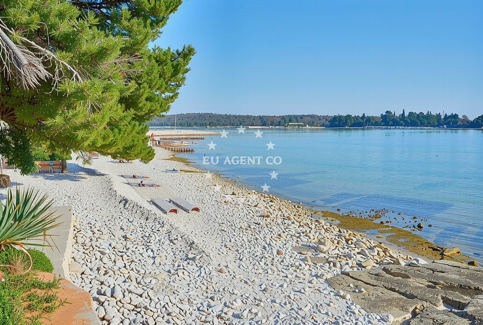 Beach facilities and surroundings at Santarel, Lovrečica Beach in Santarel