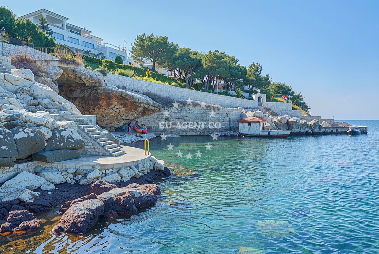 Beach facilities and surroundings at Sarah beach