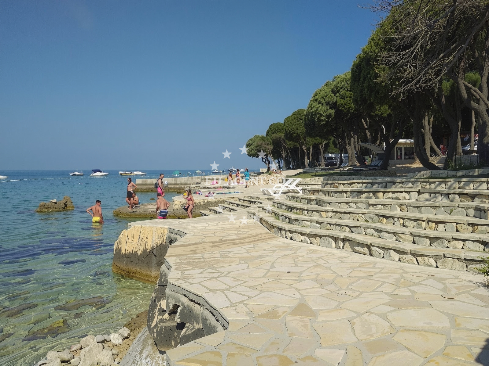 Beach facilities and surroundings at Scare beach in 14 A-17, Gajac
