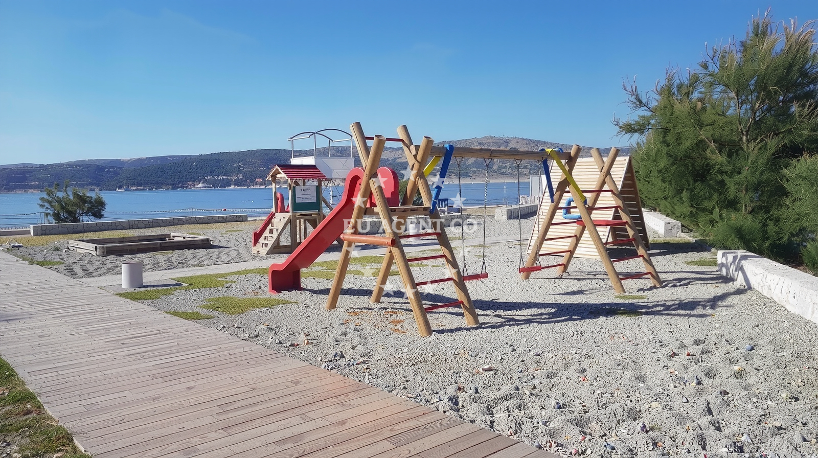 Shoreline and swimming area at Seline beach II in 2 Vodovodna ulica, Starigrad