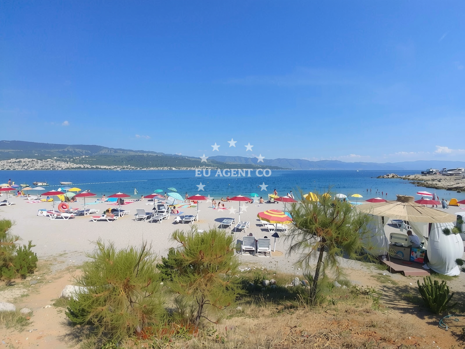 Beach facilities and surroundings at Silo Plaza in Konjska 10, Šilo