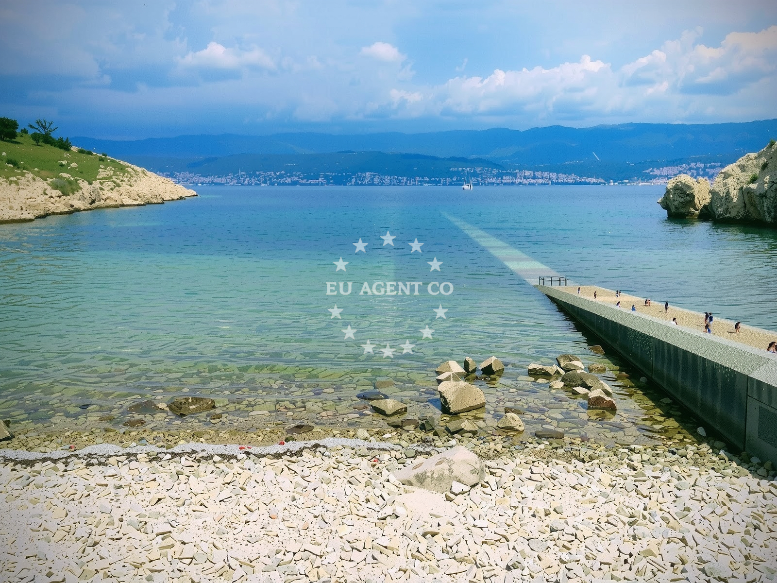 Shoreline and swimming area at Silo a bay beach in 12 Ulica Sveti Mikul, Šilo