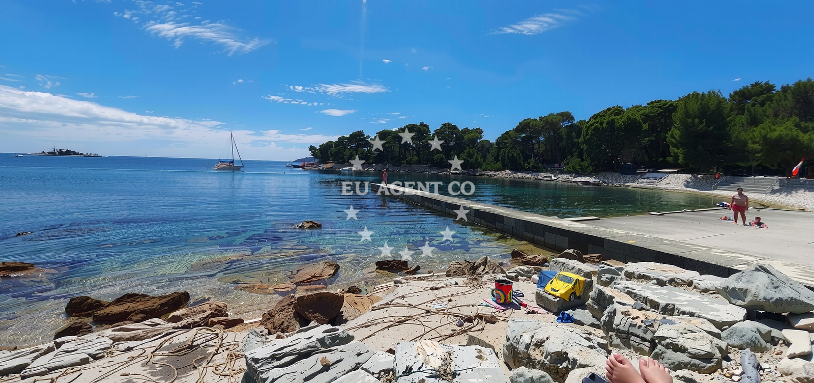 Overview of Skaraba beach in Luje Adamovica 31, Rovinj