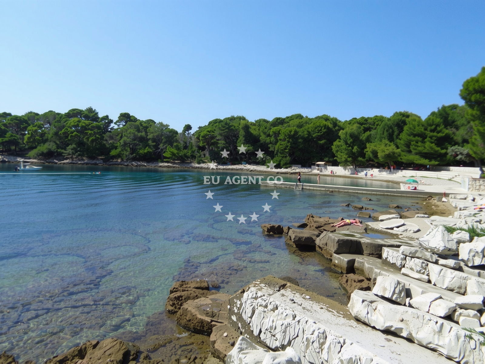 Shoreline and swimming area at Skaraba beach in Luje Adamovica 31, Rovinj