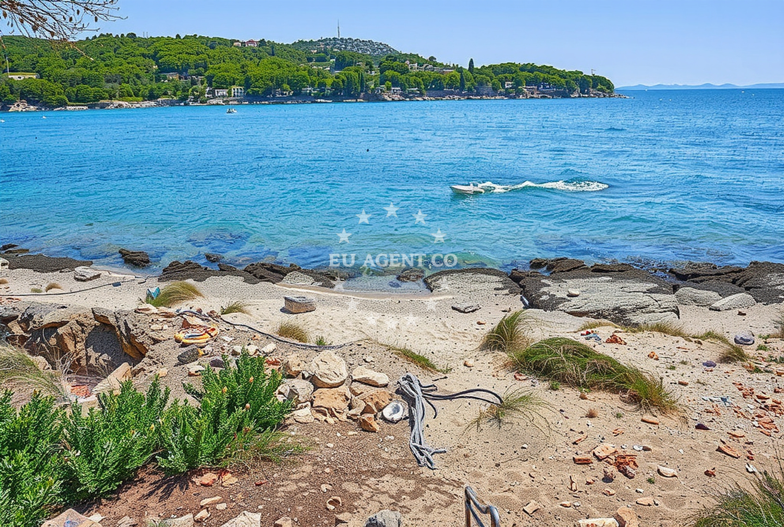 Beach facilities and surroundings at Školjić (FKK), Murter (Murter) Beach in Školjić (FKK)