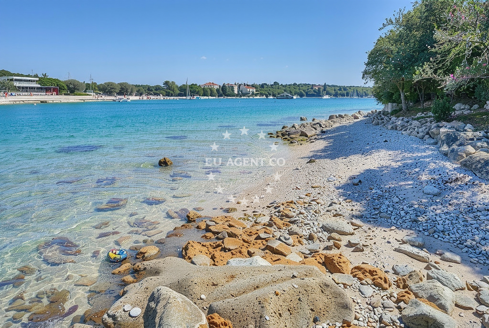 Beach facilities and surroundings at Školjić, Funtana Beach in Školjić