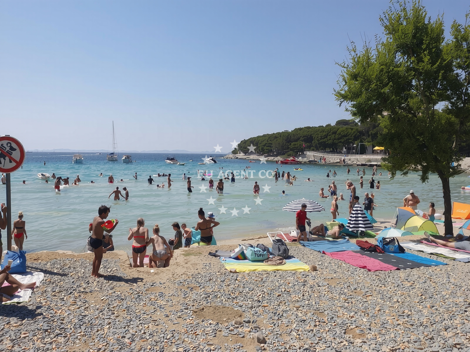 Sea and coastal view of Slanica beach in 36 Ulica Murterskih Brašćin, Murter