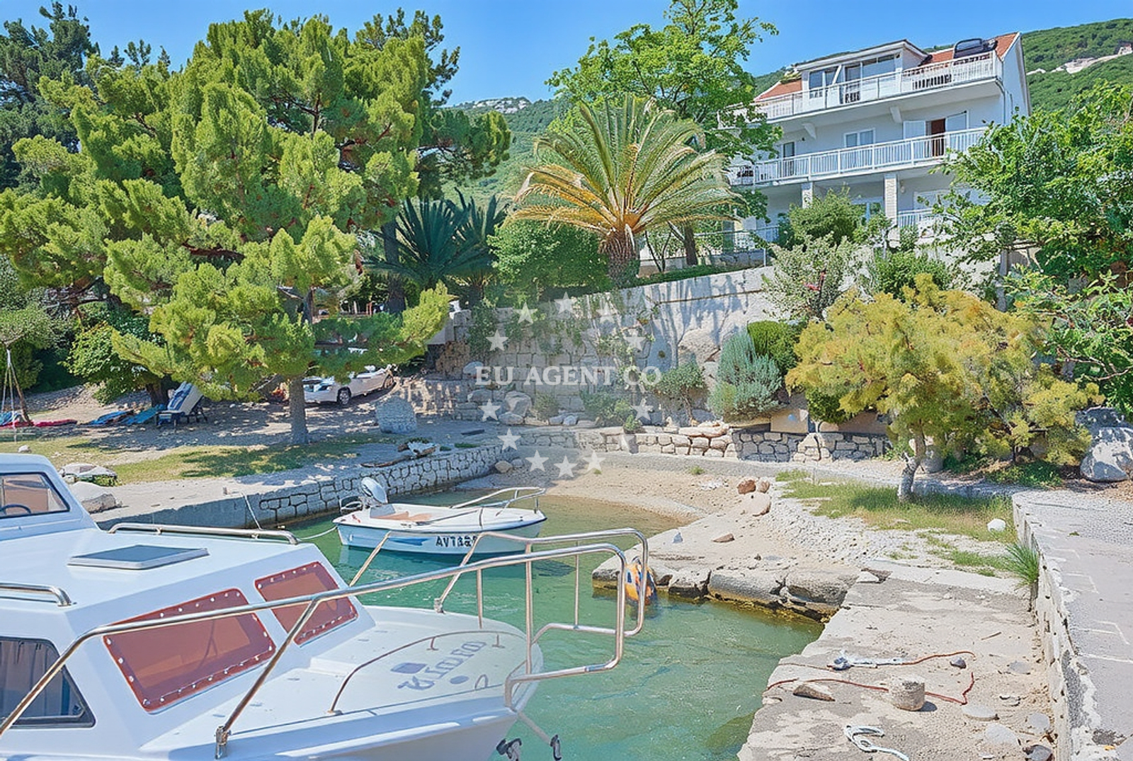 Beach facilities and surroundings at Smokvica sredina, Viganj Beach in Smokvica sredina