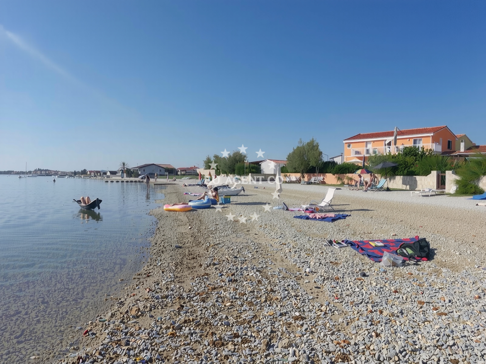 Overview of Soldatica Beach in Soldatica 3/IV, Vir