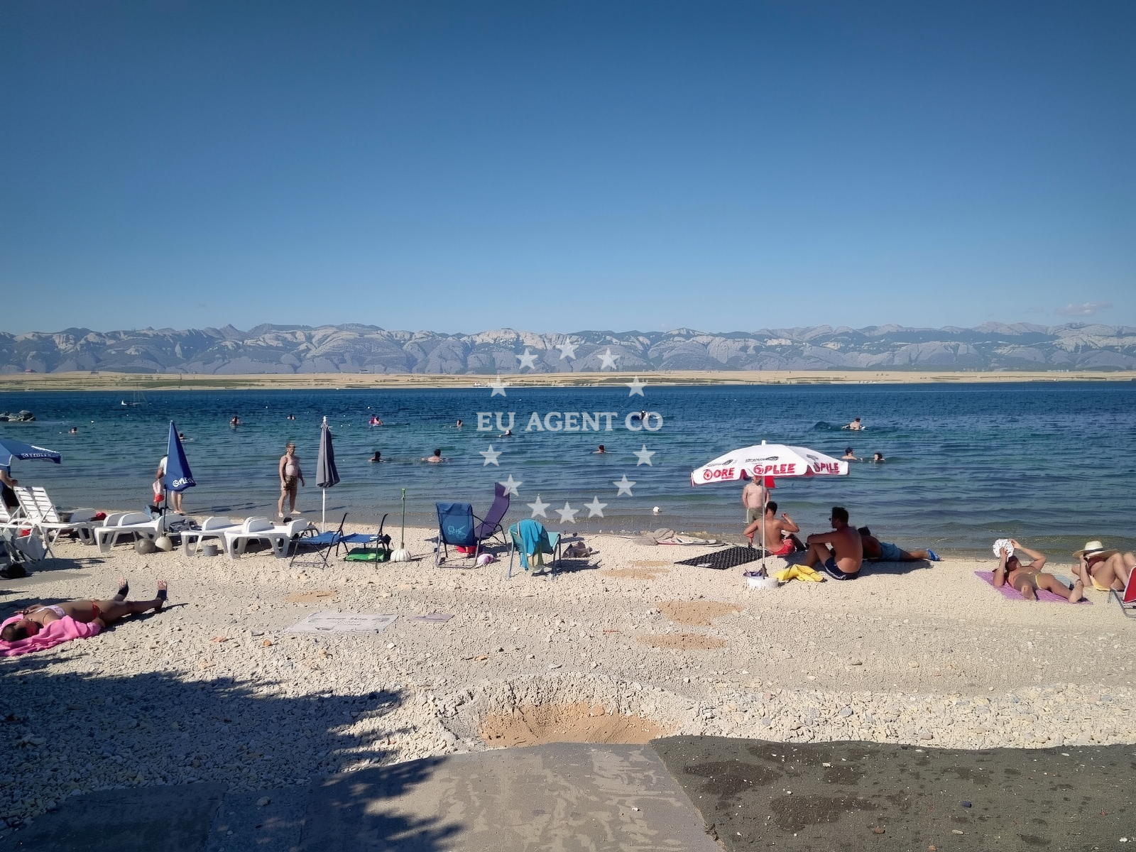 Shoreline and swimming area at Soldatica Beach in Soldatica 3/IV, Vir
