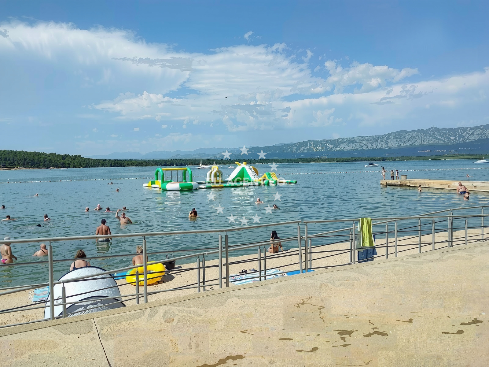Beach facilities and surroundings at Soline Bay in ?i?i?i 315, Čižići