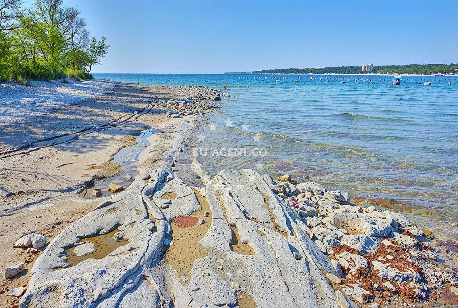 Beach facilities and surroundings at Soline, Červar Beach in Soline