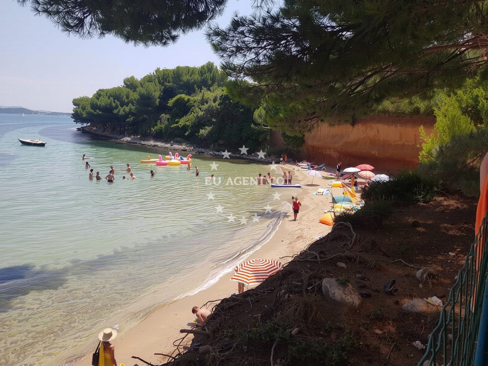 Overview of Sovinje beach in Glavičine 44, Tkon